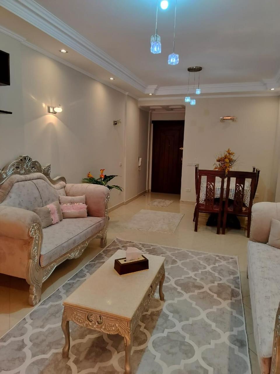 Three Bedrooms In Apartment *